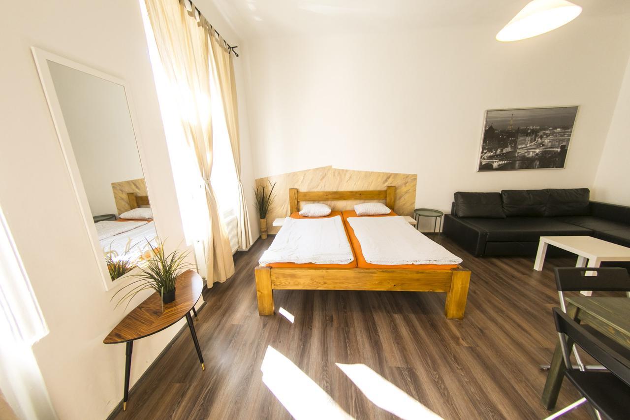 Freedom Rooms & Apartments Прага Екстериор снимка